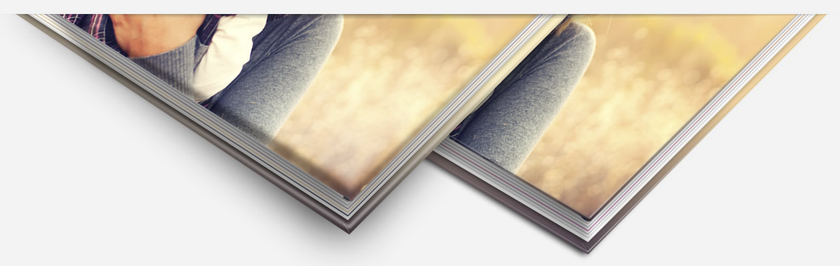 Share your photo book with a padded surface. The feel of the padded cover, whether with photo paper or leatherette, is indescribable and leaves an even more valuable impression.